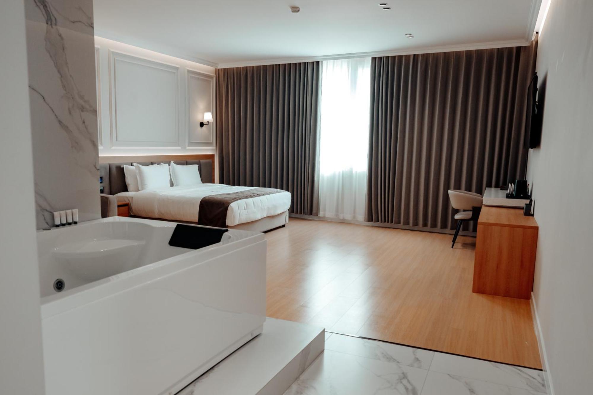 Holiday Hotel Rinas Exterior photo