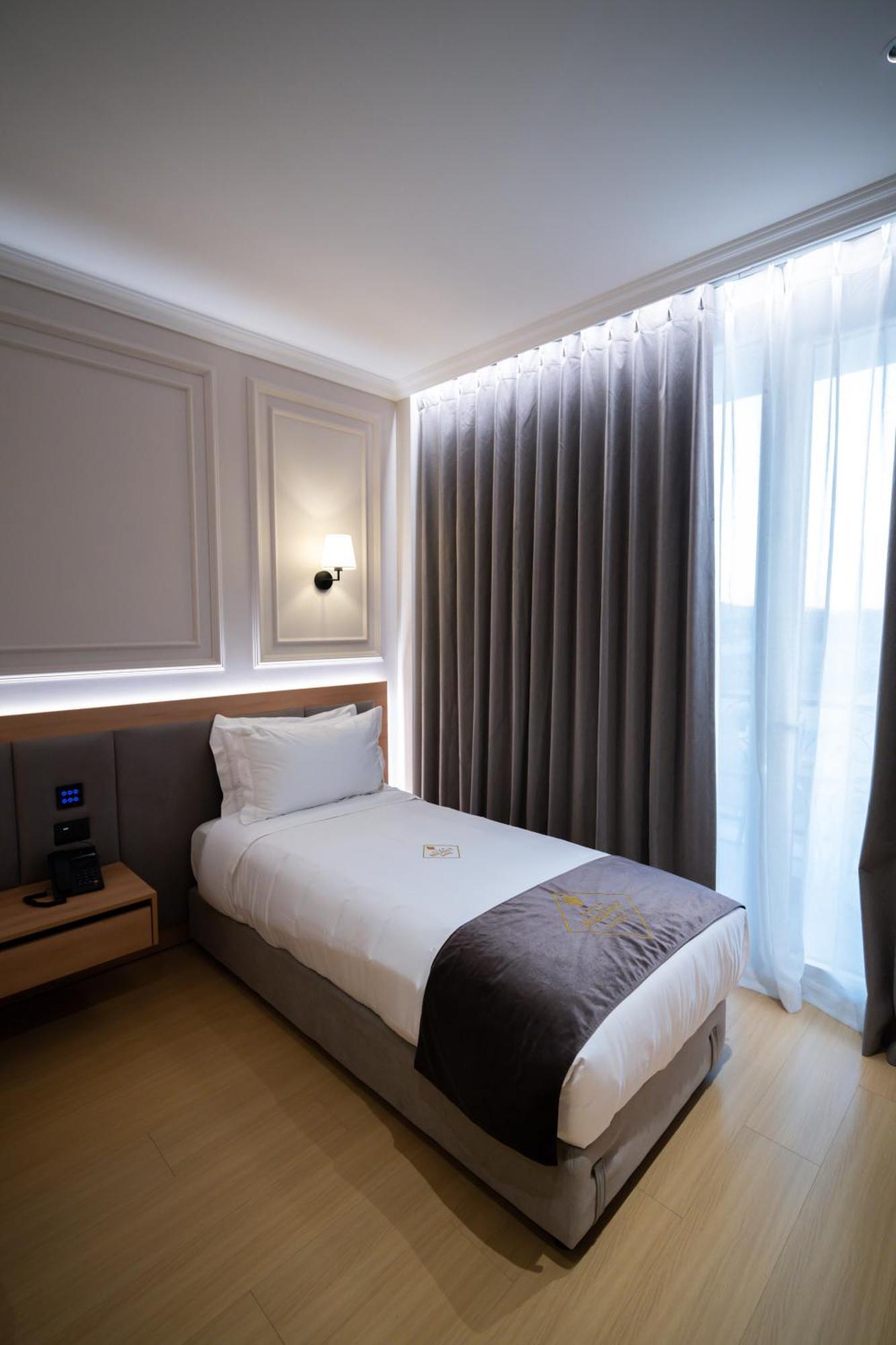 Holiday Hotel Rinas Exterior photo